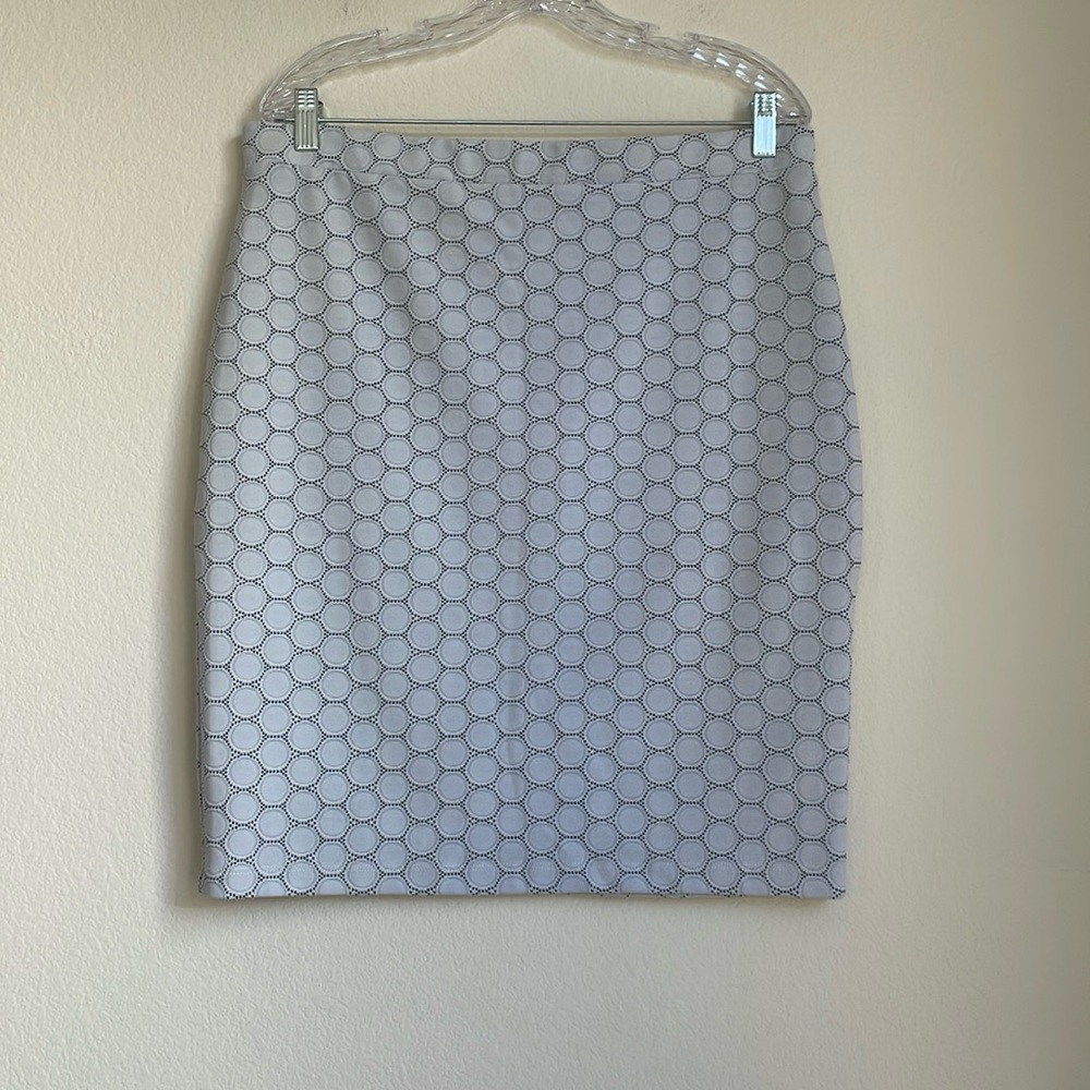 Leota Circle Pattern While Black Skirt Stretchy Size XL